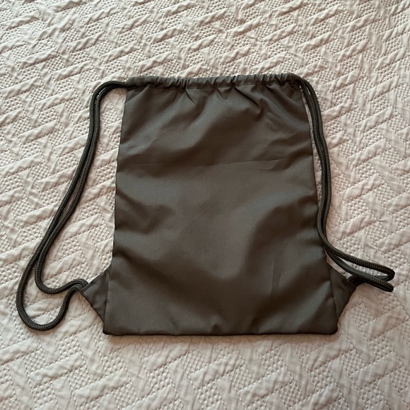 ✨5/$15✨ Drawstring bag - Picture 2 of 2